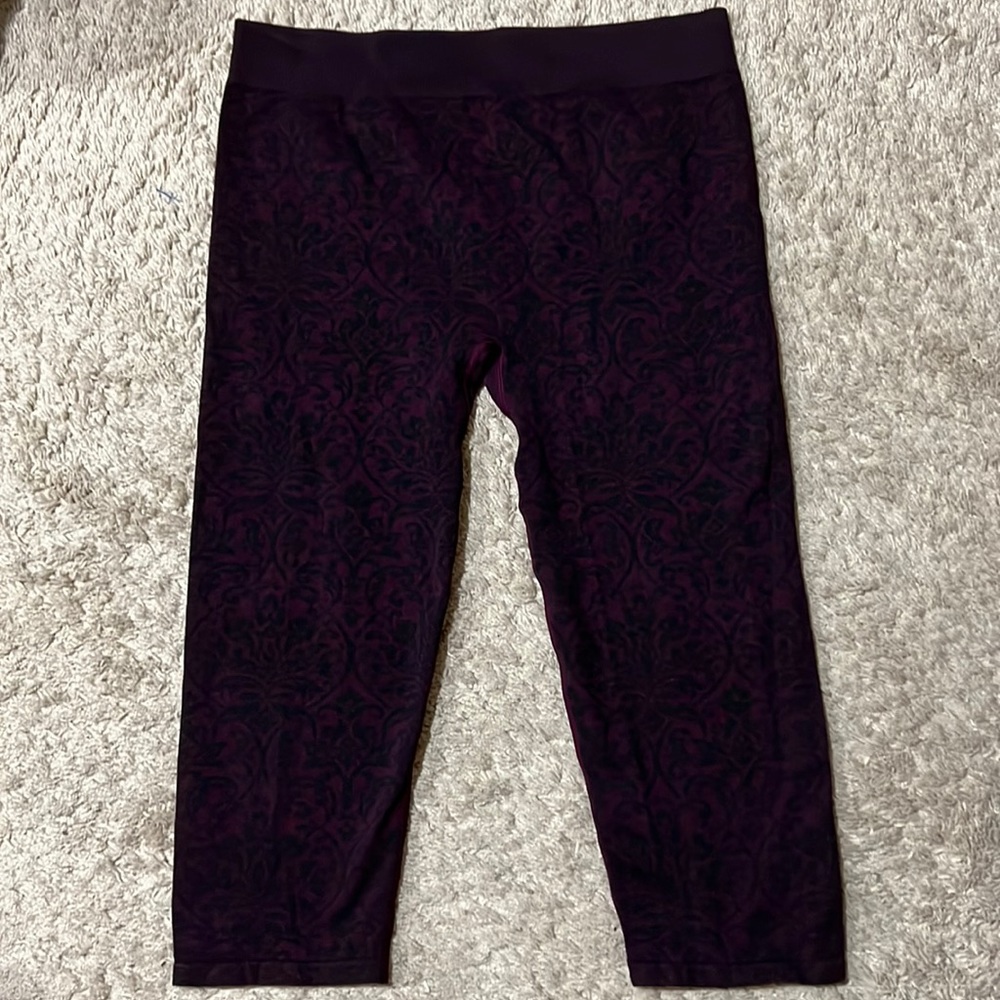 Fabletics black purple swirl floral pattern stretchy capris leggings